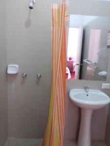 Un baño con cortina de ducha y lavabo. en Gran Hotel, en Arequipa