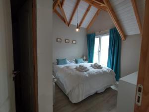 a bedroom with a bed and a large window at Patagonia Hikes Aparts in El Chalten