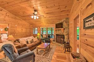 - un salon avec un canapé et une cheminée dans l'établissement Pinot and Pine Chic Log Cabin about 5 Mi to Blue Ridge, à Blue Ridge