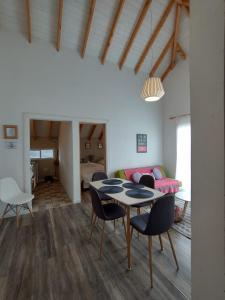 sala de estar con mesa, sillas y sofá en Patagonia Hikes Aparts en El Chaltén