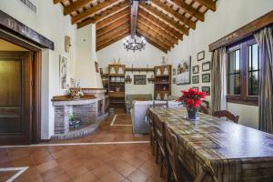 - un salon avec une table et une cheminée dans l'établissement La Cazuela, à Arcos de la Frontera