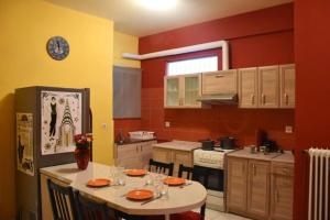 Η κουζίνα ή μικρή κουζίνα στο Colourful Apartment in AthensCity 1min from Subway +10 φωτογραφίες
