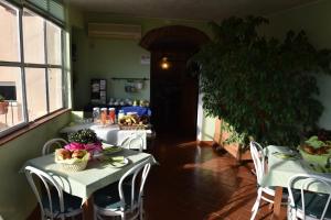 Reštaurácia alebo iné gastronomické zariadenie v ubytovaní Residence B&B il Connubio