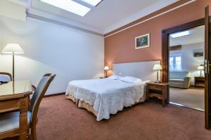 Postel nebo postele na pokoji v ubytování Hotel SPA Wieniawa