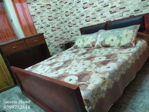 1 cama en un dormitorio con pared de ladrillo en Success Hostel, en Nablus