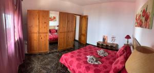 FasniaNaomi’s House的卧室里有一张床，床罩是红色的