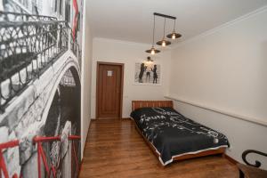 1 dormitorio con 1 cama en una habitación con pared en Hotel Piano en Kiev