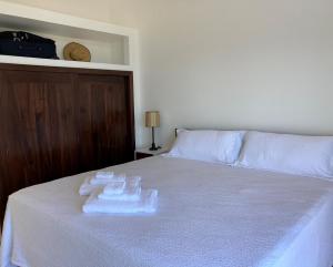 Tempat tidur dalam kamar di Stunning Turquoise Views From This 2 Bedroom, 2 Bath Home,,,