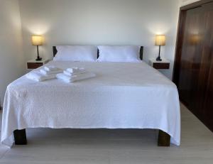 Tempat tidur dalam kamar di Stunning Turquoise Views From This 2 Bedroom, 2 Bath Home,,,