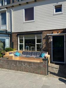 ein großes Bett vor einem Gebäude in der Unterkunft Fijne vakantiehuizen 50 mtr van het strand in Egmond aan Zee
