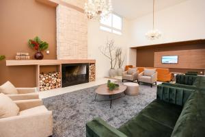 a living room with couches and a fireplace at Hotel Alles Berg in Nova Petrópolis