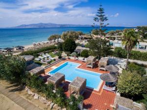 una vista aérea de un complejo con piscina y el océano en Athina Studios and Suites Plaka, en Plaka