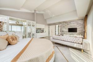 ein Schlafzimmer mit einem großen Bett und einer Steinmauer in der Unterkunft Elite Luxury Suite & Spa in Alanya