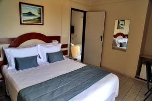En eller flere senger på et rom på Hotel Costa do Atlantico