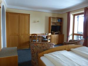Habitación de hotel con cama y escritorio en Giglerhof, en Bad Birnbach