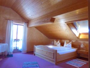 1 dormitorio con 1 cama grande y techo de madera en Giglerhof, en Bad Birnbach