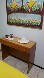 a wooden desk with a painting on the wall at Aquaville - Porto das Dunas in Aquiraz