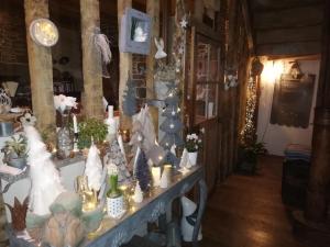 Una habitación con una mesa con adornos navideños. en Le Clos des Anges, en Dingé