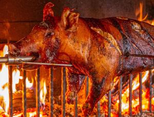 une dinde est cuite sur un grill dans l'établissement Weingut und Pension Markus Kochems, à Mesenich