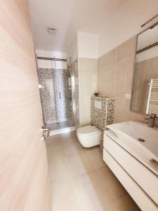 ein Bad mit einem WC, einem Waschbecken und einer Dusche in der Unterkunft Apartmani Alta in Krk
