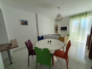 ein Esszimmer mit einem weißen Tisch und Stühlen in der Unterkunft Apartmani Alta in Krk