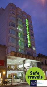 un edificio de hotel con un letrero verde. en Hotel Dior en Tandil