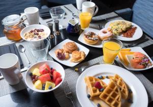 マイアミにあるインターコンチネンタル アット ドラル マイアミの朝食用の食品とドリンクの盛り合わせが備わるテーブル