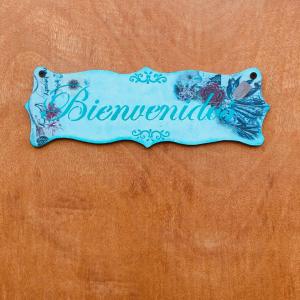 Niebieski znak z napisem Brennan na stole w obiekcie Cabaña Vicuña w mieście Vicuña