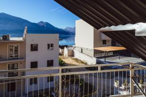 desde el balcón de un edificio con montañas en Apartments Azure Adriatic, en Kotor