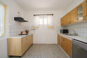 Kuchyňa alebo kuchynka v ubytovaní Seafront Apartment Dana