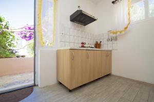 Kuchyňa alebo kuchynka v ubytovaní Seafront Apartment Dana