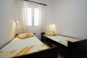 Posteľ alebo postele v izbe v ubytovaní Seafront Apartment Dana