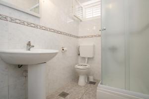 Kúpeľňa v ubytovaní Seafront Apartment Dana