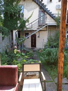 einen Garten vor einem Haus mit einem Tisch in der Unterkunft Студия у моря, терасса, отдельный вход in Odessa