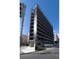 仙台市にあるR&B Hotel Sendai Higashiguchi - Vacation STAY 14656vの通路脇の高層ビル