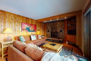 Cozy East Vail 2 Bedroom Condo #1601 w/ Fireplace.