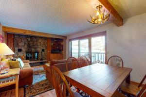Cozy East Vail 2 Bedroom Condo #1601 w/ Fireplace.