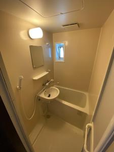 Grand Heights - Vacation STAY 17555v في Amakusa: حمام صغير مع حوض ومرآة