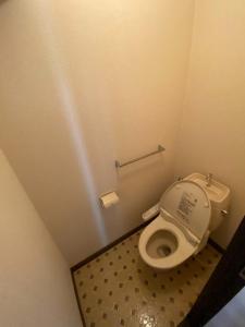 Grand Heights - Vacation STAY 17555v في Amakusa: حمام صغير مع مرحاض في كشك
