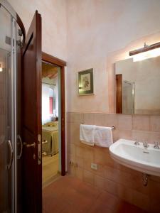 Koupelna v ubytování Relais Borgo Petrognano