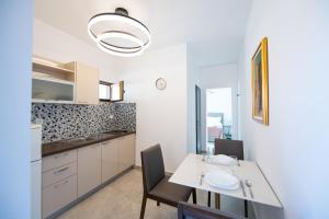 Kuchnia lub aneks kuchenny w obiekcie Bella Apartments Zaton