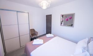 Łóżko lub łóżka w pokoju w obiekcie Bella Apartments Zaton