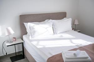 Łóżko lub łóżka w pokoju w obiekcie Bella Apartments Zaton