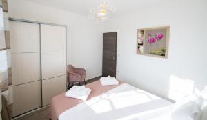 Łóżko lub łóżka w pokoju w obiekcie Bella Apartments Zaton