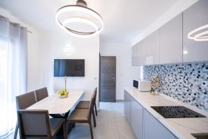 Kuchnia lub aneks kuchenny w obiekcie Bella Apartments Zaton