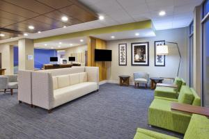 TV a/nebo společenská místnost v ubytování Holiday Inn Express & Suites - Parkersburg East, an IHG Hotel