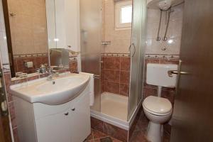 Kúpeľňa v ubytovaní Rooms Raos + 37 fotografií