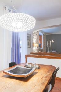 una sala da pranzo con tavolo in legno e un minibar. di Holiday home Gabriela a Korčula