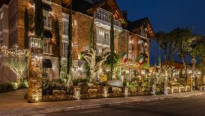 - un bâtiment avec des lumières de Noël dans la rue dans l'établissement Hotel Valle Dincanto, à Gramado