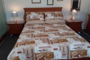 哈里史密斯Oppihoek 2 A place where you can relax and unwind.的卧室内的一张大床,带两个床头柜